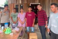 Pelaku saat dijemput polisi. Foto: dokumen polisi.