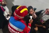 Foto Petugas PBK saat melakukan evakuasi 