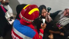 Foto Petugas PBK saat melakukan evakuasi 