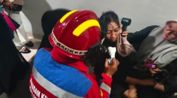 Foto Petugas PBK saat melakukan evakuasi 
