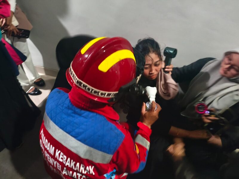 Foto Petugas PBK saat melakukan evakuasi 