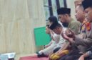 Kapolsek Buay Madang Timur (BMT) IPTU Swisspo (ketiga dari kanan) bersama personel Unitreskrim Timsus Macan Putih mendengarkan aspirasi jemaah usai melaksanakan ibadah shalat subuh berjamaah dalam program 