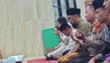 Kapolsek Buay Madang Timur (BMT) IPTU Swisspo (ketiga dari kanan) bersama personel Unitreskrim Timsus Macan Putih mendengarkan aspirasi jemaah usai melaksanakan ibadah shalat subuh berjamaah dalam program