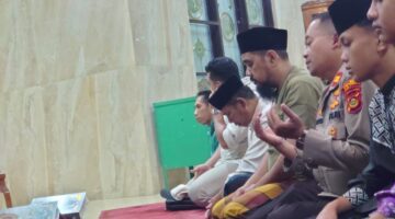 Kapolsek Buay Madang Timur (BMT) IPTU Swisspo (ketiga dari kanan) bersama personel Unitreskrim Timsus Macan Putih mendengarkan aspirasi jemaah usai melaksanakan ibadah shalat subuh berjamaah dalam program