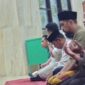 Kapolsek Buay Madang Timur (BMT) IPTU Swisspo (ketiga dari kanan) bersama personel Unitreskrim Timsus Macan Putih mendengarkan aspirasi jemaah usai melaksanakan ibadah shalat subuh berjamaah dalam program 