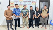 Bupati OKU Timur Lanosin, didampingi Plt Kadisperindag Fajri Nuryadi, saat menggelar koordinasi bersama pengelola SPBU dan jajaran pemerintah kecamatan di wilayah Belitang. 