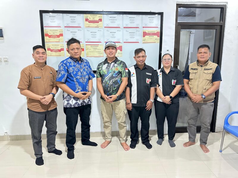 Bupati OKU Timur Lanosin, didampingi Plt Kadisperindag Fajri Nuryadi, saat menggelar koordinasi bersama pengelola SPBU dan jajaran pemerintah kecamatan di wilayah Belitang. 