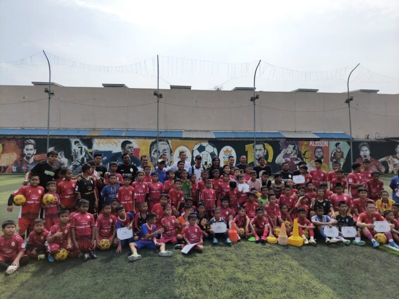 SSB Bumara Mengadakan Couching Clinik dengan Menghadirkan Mantan Pemain Timnas Indonesia Budi Sudarsono. Foto : Reza