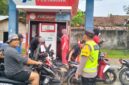 Personel Polsek Buay Madang Timur yang dipimpin oleh Kapolsek Iptu Swisspo, memantau antrean pengendara sepeda motor saat membeli BBM di Pertashop Desa Pengandonan, Kecamatan Buay Madang Timur, Kabupaten OKU Timur, Sumatera Selatan. 