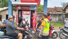 Personel Polsek Buay Madang Timur yang dipimpin oleh Kapolsek Iptu Swisspo, memantau antrean pengendara sepeda motor saat membeli BBM di Pertashop Desa Pengandonan, Kecamatan Buay Madang Timur, Kabupaten OKU Timur, Sumatera Selatan.