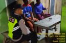 Anggota Polsek Buay Madang Timur, Polres OKU Timur, memberikan edukasi Kamtibmas secara humanis kepada warga saat melaksanakan kegiatan sambang malam di Desa Kumpul Rejo, Kecamatan Buay Madang Timur, Kabupaten OKU Timur, Sumatera Selatan. 