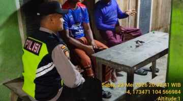 Anggota Polsek Buay Madang Timur, Polres OKU Timur, memberikan edukasi Kamtibmas secara humanis kepada warga saat melaksanakan kegiatan sambang malam di Desa Kumpul Rejo, Kecamatan Buay Madang Timur, Kabupaten OKU Timur, Sumatera Selatan. 