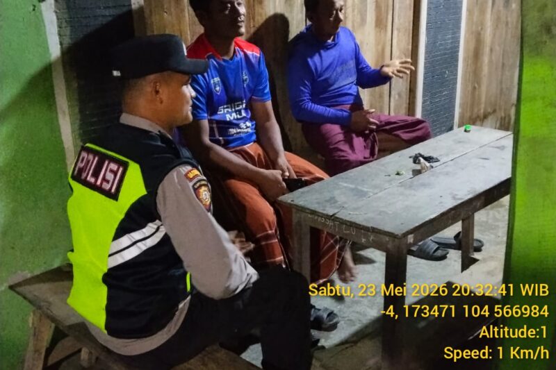 Anggota Polsek Buay Madang Timur, Polres OKU Timur, memberikan edukasi Kamtibmas secara humanis kepada warga saat melaksanakan kegiatan sambang malam di Desa Kumpul Rejo, Kecamatan Buay Madang Timur, Kabupaten OKU Timur, Sumatera Selatan. 