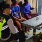 Anggota Polsek Buay Madang Timur, Polres OKU Timur, memberikan edukasi Kamtibmas secara humanis kepada warga saat melaksanakan kegiatan sambang malam di Desa Kumpul Rejo, Kecamatan Buay Madang Timur, Kabupaten OKU Timur, Sumatera Selatan. 
