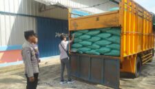 Personel Polsek Buay Madang Timur memantau proses pemeriksaan karung-karung berisi hasil panen jagung di bak truk sebelum diturunkan ke Gudang Bulog Sungai Tuha, Kecamatan Martapura, OKU Timur. 