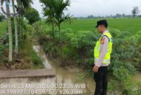 Personel Polsek Buay Madang Timur melakukan pengecekan debit air dan menyisir area pemukiman di sepanjang aliran Sungai Macak. 