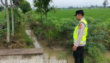 Personel Polsek Buay Madang Timur melakukan pengecekan debit air dan menyisir area pemukiman di sepanjang aliran Sungai Macak.