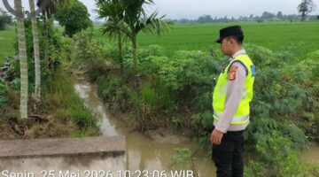 Personel Polsek Buay Madang Timur melakukan pengecekan debit air dan menyisir area pemukiman di sepanjang aliran Sungai Macak.