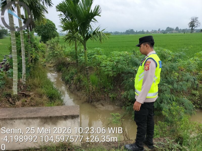 Personel Polsek Buay Madang Timur melakukan pengecekan debit air dan menyisir area pemukiman di sepanjang aliran Sungai Macak. 