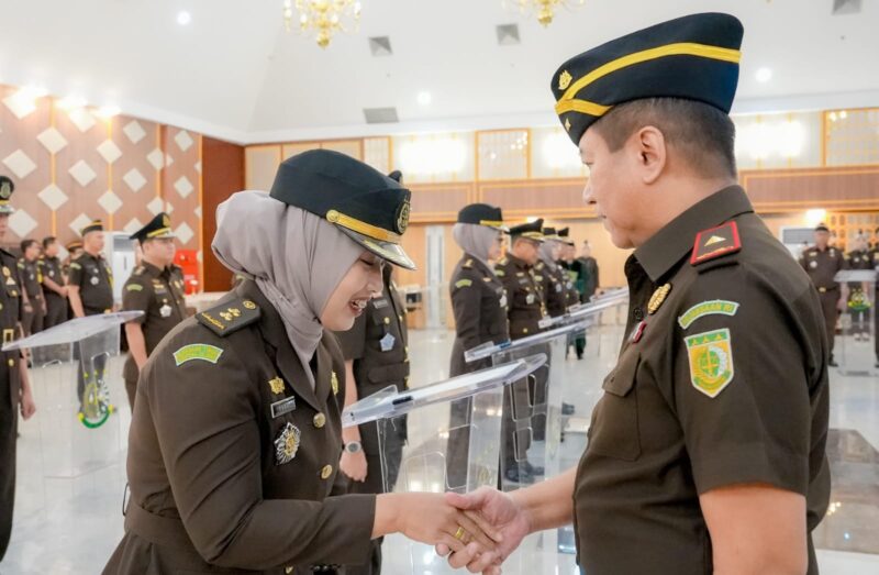 Foto upacara pelantikan dan pengambilan sumpah jabatan terhadap 11 pejabat di lingkungan Kejaksaan Tinggi Sumatera Selatan, Senin (25/5/2026).