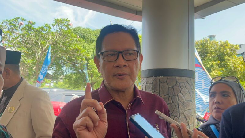 Kepala Dinas Kesehatan Sumatera Selatan Trisnawarman saat diwawancarai langsung di RSKGM Palembang. Foto: Tia