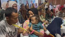 Dua penderita bibir sumbing yang akan dioperasi di RSKGM Palembang. Foto: Tia