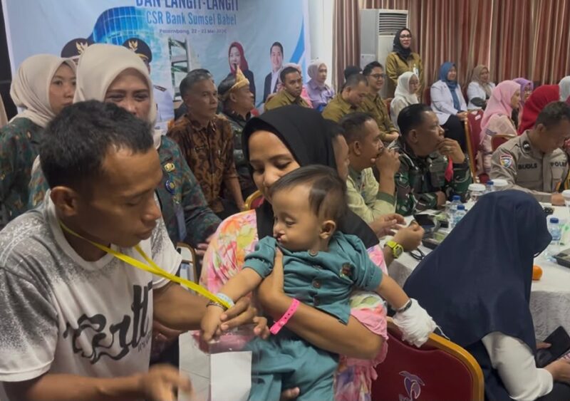 Dua penderita bibir sumbing yang akan dioperasi di RSKGM Palembang. Foto: Tia