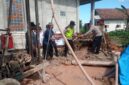Kapolsek Buay Madang Timur Iptu Swisspo, (kanan) memindahkan material batu bata bersama warga dan Takmir Masjid Al Amin saat meninjau pembangunan sumur bor dan MCK di Desa Berasan Mulya, Kecamatan Buay Madang Timur, Kabupaten OKU Timur. 