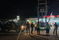 Kapolsek Buay Madang Timur IPTU Swisspo bersama sejumlah personel kepolisian bersiaga dan melakukan patroli 'hunting' di depan sebuah pusat perbelanjaan modern di kawasan OKU Timur, Sumatera Selatan, kegiatan patroli tersebut intens dilakukan di beberapa desa seperti Kumpul Rejo, Srikaton, dan Sumber Mulyo guna menjamin keamanan serta ketertiban masyarakat pada malam takbir Hari Raya Idul Adha 1447 H.