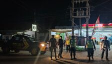 Kapolsek Buay Madang Timur IPTU Swisspo bersama sejumlah personel kepolisian bersiaga dan melakukan patroli 'hunting' di depan sebuah pusat perbelanjaan modern di kawasan OKU Timur, Sumatera Selatan, kegiatan patroli tersebut intens dilakukan di beberapa desa seperti Kumpul Rejo, Srikaton, dan Sumber Mulyo guna menjamin keamanan serta ketertiban masyarakat pada malam takbir Hari Raya Idul Adha 1447 H.