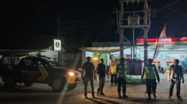 Kapolsek Buay Madang Timur IPTU Swisspo bersama sejumlah personel kepolisian bersiaga dan melakukan patroli 'hunting' di depan sebuah pusat perbelanjaan modern di kawasan OKU Timur, Sumatera Selatan, kegiatan patroli tersebut intens dilakukan di beberapa desa seperti Kumpul Rejo, Srikaton, dan Sumber Mulyo guna menjamin keamanan serta ketertiban masyarakat pada malam takbir Hari Raya Idul Adha 1447 H.
