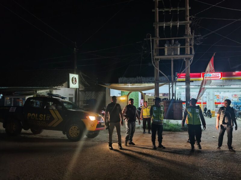 Kapolsek Buay Madang Timur IPTU Swisspo bersama sejumlah personel kepolisian bersiaga dan melakukan patroli 'hunting' di depan sebuah pusat perbelanjaan modern di kawasan OKU Timur, Sumatera Selatan, kegiatan patroli tersebut intens dilakukan di beberapa desa seperti Kumpul Rejo, Srikaton, dan Sumber Mulyo guna menjamin keamanan serta ketertiban masyarakat pada malam takbir Hari Raya Idul Adha 1447 H.