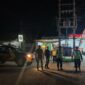 Kapolsek Buay Madang Timur IPTU Swisspo bersama sejumlah personel kepolisian bersiaga dan melakukan patroli 'hunting' di depan sebuah pusat perbelanjaan modern di kawasan OKU Timur, Sumatera Selatan, kegiatan patroli tersebut intens dilakukan di beberapa desa seperti Kumpul Rejo, Srikaton, dan Sumber Mulyo guna menjamin keamanan serta ketertiban masyarakat pada malam takbir Hari Raya Idul Adha 1447 H.