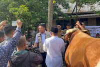 Gubernur Sumatera Selatan, Herman Deru menyerahkan sapi kurban bernama “Arjuna” bantuan Presiden Republik Indonesia Prabowo Subianto kepada pengurus Masjid Taqwa Palembang, Selasa (26/5/2026). Foto: (Tia)