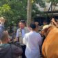 Gubernur Sumatera Selatan, Herman Deru menyerahkan sapi kurban bernama “Arjuna” bantuan Presiden Republik Indonesia Prabowo Subianto kepada pengurus Masjid Taqwa Palembang, Selasa (26/5/2026). Foto: (Tia)
