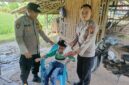 Bhabinkamtibmas Polsek Buay Madang Timur Bripka Nur Holik (kiri) bersama Brigadir Tedy Heryadi (kanan) menyerahkan paket daging kurban dari Kapolres OKU Timur kepada salah satu anak penyandang disabilitas di Desa Pengandonan, Kecamatan Buay Madang Timur, Kabupaten OKU Timur, Sumatera Selatan. 