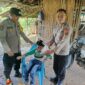 Bhabinkamtibmas Polsek Buay Madang Timur Bripka Nur Holik (kiri) bersama Brigadir Tedy Heryadi (kanan) menyerahkan paket daging kurban dari Kapolres OKU Timur kepada salah satu anak penyandang disabilitas di Desa Pengandonan, Kecamatan Buay Madang Timur, Kabupaten OKU Timur, Sumatera Selatan. 