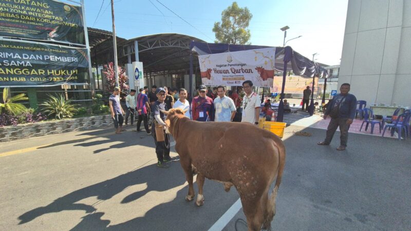 [27/5 17.56] +62 813-6943-7086: Foto : Pelaksana pemotongan hewan qurban di Polres OKI.
[28/5 10.47] SP Hermansyah: Momentum Iduladha 1447 H menjadi wujud nyata semangat berbagi dan kepedulian. Kejaksaan Negeri Palembang melaksanakan kegiatan pemotongan hewan kurban sebagai bentuk pengabdian dan kebersamaan untuk masyarakat