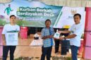 CAPTION FOTO : SERAH TERIMA SIMBOLIK - Badan Amil Zakat Nasional (BAZNAS) Kabupaten Banyuasin secara simbolik menyerahkan daging kurban untuk ratusan warga di Banyuasin, menjalankan Amanah dari BAZNAS RI untuk melaksanakan penyembelihan dan pendistribusian hewan kurban melalui program nasional Kurban Berkah Berdayakan Desa, Kamis (28/5/2026).