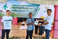 CAPTION FOTO : SERAH TERIMA SIMBOLIK - Badan Amil Zakat Nasional (BAZNAS) Kabupaten Banyuasin secara simbolik menyerahkan daging kurban untuk ratusan warga di Banyuasin, menjalankan Amanah dari BAZNAS RI untuk melaksanakan penyembelihan dan pendistribusian hewan kurban melalui program nasional Kurban Berkah Berdayakan Desa, Kamis (28/5/2026).