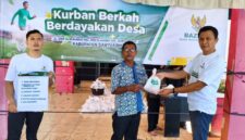 CAPTION FOTO : SERAH TERIMA SIMBOLIK - Badan Amil Zakat Nasional (BAZNAS) Kabupaten Banyuasin secara simbolik menyerahkan daging kurban untuk ratusan warga di Banyuasin, menjalankan Amanah dari BAZNAS RI untuk melaksanakan penyembelihan dan pendistribusian hewan kurban melalui program nasional Kurban Berkah Berdayakan Desa, Kamis (28/5/2026).