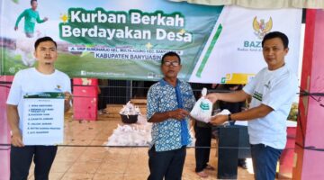 CAPTION FOTO : SERAH TERIMA SIMBOLIK - Badan Amil Zakat Nasional (BAZNAS) Kabupaten Banyuasin secara simbolik menyerahkan daging kurban untuk ratusan warga di Banyuasin, menjalankan Amanah dari BAZNAS RI untuk melaksanakan penyembelihan dan pendistribusian hewan kurban melalui program nasional Kurban Berkah Berdayakan Desa, Kamis (28/5/2026).