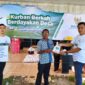 CAPTION FOTO : SERAH TERIMA SIMBOLIK - Badan Amil Zakat Nasional (BAZNAS) Kabupaten Banyuasin secara simbolik menyerahkan daging kurban untuk ratusan warga di Banyuasin, menjalankan Amanah dari BAZNAS RI untuk melaksanakan penyembelihan dan pendistribusian hewan kurban melalui program nasional Kurban Berkah Berdayakan Desa, Kamis (28/5/2026).