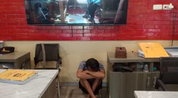Foto : pelaku usai diamankan warga