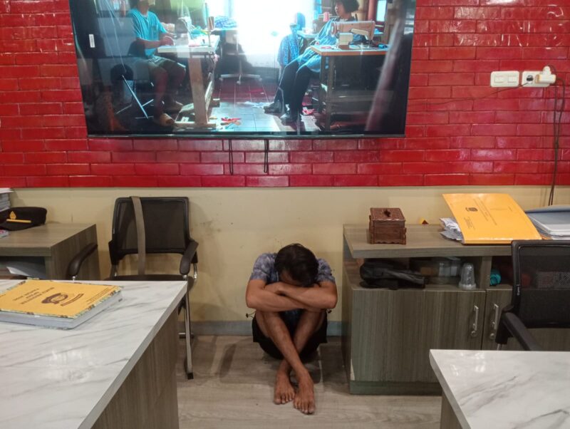 Foto : pelaku usai diamankan warga