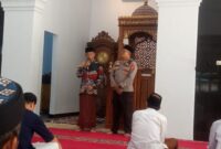 Kapolsek Buay Madang Timur Iptu Swisspo (kanan) mendengarkan sambutan tokoh agama saat melaksanakan program "Safari Jum'at Menyala" di Masjid Al Jami' Desa Srikaton, Kecamatan Buay Madang Timur, Kabupaten OKU Timur. 