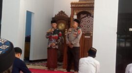 Kapolsek Buay Madang Timur Iptu Swisspo (kanan) mendengarkan sambutan tokoh agama saat melaksanakan program 