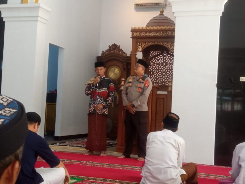 Kapolsek Buay Madang Timur Iptu Swisspo (kanan) mendengarkan sambutan tokoh agama saat melaksanakan program 