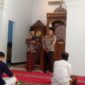 Kapolsek Buay Madang Timur Iptu Swisspo (kanan) mendengarkan sambutan tokoh agama saat melaksanakan program 