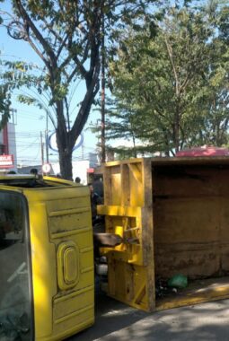 Truk Sampah DLH Palembang Terguling Timpa Motor Babinsa